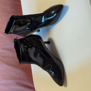 Halston kitten heel patent leather bootie size 6.5 EU37